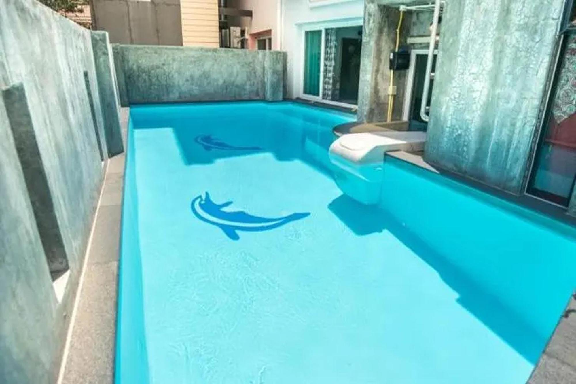 Deluxe Pool Access